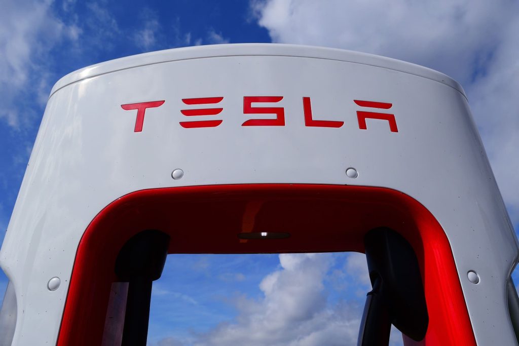Nastanak električnih automobila: Od prvih koraka do današnje revolucije 3 Tesla Brend