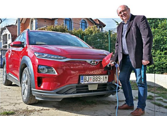 Struja menja navike - Utisci vlasnika električnog automobila u Srbiji 3 Predsednik udruzenja puni automobil na kucnom punjacu